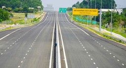 Hình ảnh đường cao tốc Biên Hòa - Vũng Tàu “thẳng băng trong khung hình” ngày 8-7