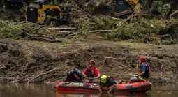 Thảm họa Texas: Nước dâng cao bằng tòa nhà 2 tầng, bi kịch gọi tên "hẻm lũ quét"