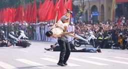 "Báo thủ" náo loạn, bị nữ CSGT kẹp cổ quật ngã