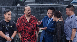 Thủ tướng đội mưa động viên ê kíp "V Fest - Thanh xuân rực rỡ"
