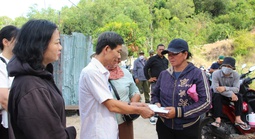 Động viên gia đình thanh niên tử vong khi leo núi Hoàng Ngưu Sơn