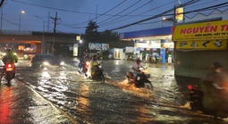 TP HCM mưa lớn kèm gió mạnh, đường sá có nơi ngập nước