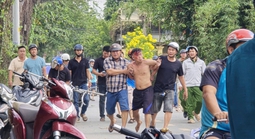 Cởi trần, mang dao ra đường bị công an khống chế