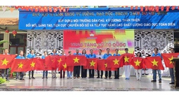 Báo Người Lao Động tặng cờ Tổ quốc cho phường Bàn Cờ
