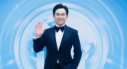 Nam MC gây chú ý trên thảm đỏ Miss World Vietnam 2025