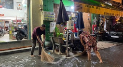 Cận cảnh ngập ở một số tuyến đường tại TP HCM, người dân tất bật dọn dẹp