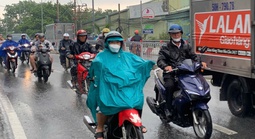 Đầu giờ chiều, TP HCM sấm sét rì rầm, trời tối sầm vì mưa