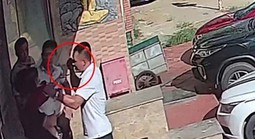 Người đàn ông bị hành hung khi đang bồng cháu nhỏ trước quán karaoke