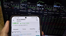 VN-Index lần đầu chạm mốc lịch sử 1.600 điểm, nhà đầu tư vừa mừng vừa tiếc