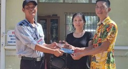 Dùng máy dò kim loại, tìm được thứ quý giá đánh rơi của một nữ du khách