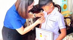 Trao Huy hiệu "Tuổi trẻ dũng cảm" cho nam sinh lớp 6 cứu em nhỏ dưới mương nước