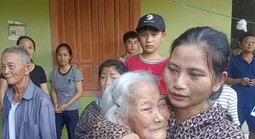 Vụ "gà lôi trắng": Anh Thái Khắc Thành xúc động trở về nhà trùng phùng vợ con, người thân