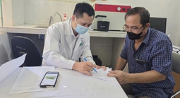Khám bệnh về da miễn phí cho người dân vùng bão lũ