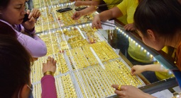 Giá vàng miếng SJC cao hơn thế giới tới 18 triệu đồng/lượng