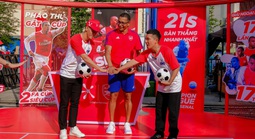Huyền thoại bóng đá Gilberto Silva gây náo loạn phố đi bộ Nguyễn Huệ