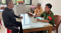 Công an TP HCM truy tìm 1 thanh niên mặc áo Grab đập kính xe tải