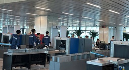 Ôm con vài tháng tuổi vẫn phải tháo thắt lưng, cởi giày để kiểm tra an ninh ở sân bay