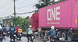 Điều tra vụ xe container lao vỉa hè, rơi bánh xe ở TP HCM