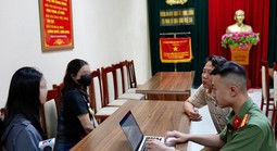 Cô gái 18 tuổi bị nhóm người lạ “bắt cóc online”, ép cởi quần áo để quay clip