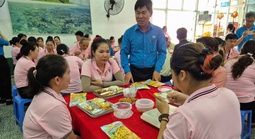 Hàng chục ngàn công nhân cùng thưởng thức bữa ăn ca đặc biệt
