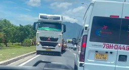 Clip: Xe container chạy ngược chiều, bất chấp nguy hiểm trên đại lộ ở Khánh Hòa