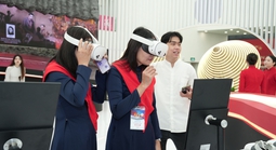 Người dân hào hứng trải nghiệm tại khu trưng bày Triển lãm của TP HCM