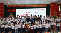 100 suất hỗ trợ học tập cho học sinh có hoàn cảnh khó khăn ở Cần Giờ (cũ)