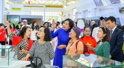Thống đốc Nguyễn Thị Hồng giới thiệu với khách tham quan về lịch sử đồng tiền Việt Nam