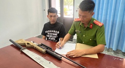 Giật mình vì “hàng nóng” xuất hiện trong nhà, 2 thanh niên vội đến công an