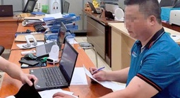 Công an mời tài xế đi vào làn khẩn cấp, rút chìa khóa xe khách lên làm việc