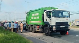 Vĩnh Long: 2 người chết thảm vì ôtô tông vào xe chở rác đang dừng lề phải