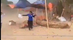 VIDEO: Người dân hô hoán nhau bỏ chạy khi lốc xoáy bất ngờ ập đến