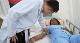 Người phụ nữ có “tay voi” hiếm gặp