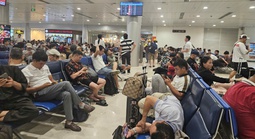 Mưa giông bất ngờ ở TP HCM, hàng loạt chuyến bay bị ảnh hưởng