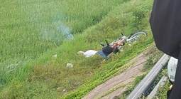 Phát hiện thi thể người đàn ông cùng xe máy dưới mép ruộng
