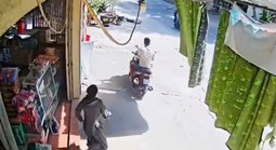 VIDEO: Nữ chủ quán bất lực đuổi theo người đàn ông vào quán "ôm" 3 két bia lên xe máy bỏ chạy