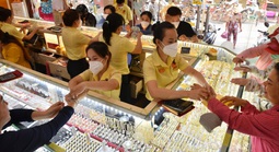 Giá vàng hôm nay, 6-8: Tăng mạnh khi cổ phiếu quốc tế bị bán tháo