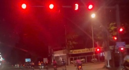 Khó tin đoàn người chạy xe đạp ngang nhiên vượt đèn đỏ trên đường Mỹ Phước - Tân Vạn