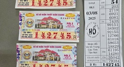 Người mẹ được các con "hộ tống" đi đổi vé số trúng giải độc đắc