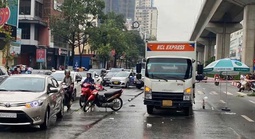 Va chạm với xe tải, 2 người đi xe máy thương vong