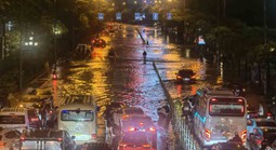 Công ty thoát nước Hà Nội: Đường Võ Chí Công bị ngập sâu, kéo dài do "lượng mưa tăng đột biến"