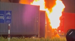 CLIP: Lửa cháy dữ dội, tài xế xe container ở TP HCM hô hoán người dân ứng cứu
