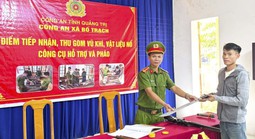 Người dân ở xã vùng quê Quảng Trị tự nguyện giao nộp nhiều loại vũ khí