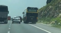 Xe khách chạy vào làn khẩn cấp trên đường cao tốc rồi tạt đầu xe khác để ra ngoài