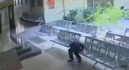 Người đàn ông bất ngờ đổ gục xuống nền, ngừng tim khi đang chờ khám bệnh