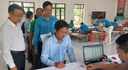 Lãnh đạo phường Bình Dương, TP HCM cùng người dân tham gia hoạt động ý nghĩa