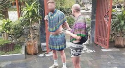 Chấn chỉnh khách Tây mặc váy H'Mông nhảy múa lố lăng