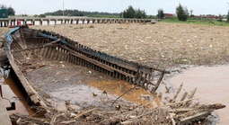 Hà Tĩnh: Hàng trăm tấn rác bao vây cảng cá và khu neo đậu tránh trú bão