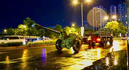 Xe pháo quân sự thực hành cơ động đêm về Quảng trường Ba Đình thực hiện nhiệm vụ A80