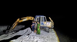 Công an tuần tra lúc nửa đêm, phát hiện 2 thanh niên làm chuyện lén lút
